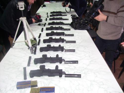 10 картечни пистолета в дома на казанлъчанин