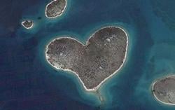 Влюбени откриха остров-сърце в Google Earth