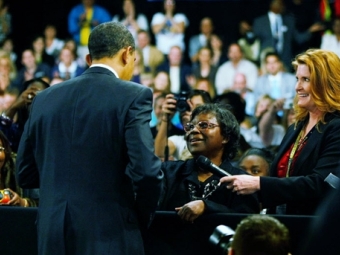 Обама целуна жена, която стана “лице на икономическата криза”