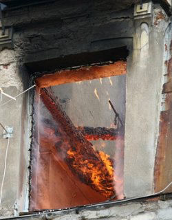 Бездомник се задуши при пожар в изоставена къща