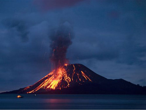 Осем хиляди евакуирани заради изригване на вулкан 