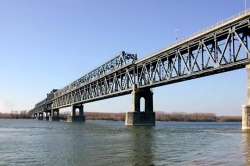 Разлято гориво създаде паника край Дунав мост