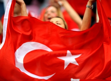 Българин развя турски флаг, улицата му не е чистена от 20 г.