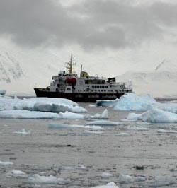 Антарктически лед блокира круизер