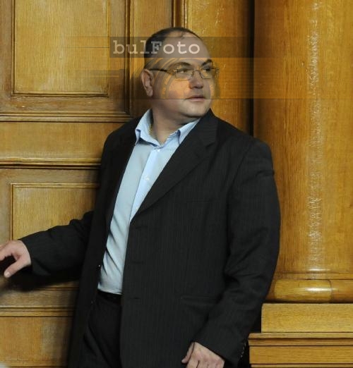 Мек член държи Кузов в парламента 