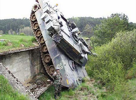 Пиян британски войник изкара 2 танка от военна база в Германия
