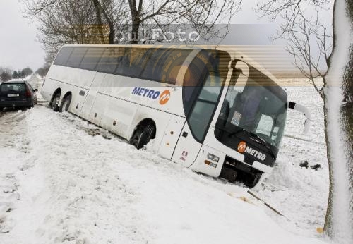 Турски автобус се обърна на пътя край Варна 