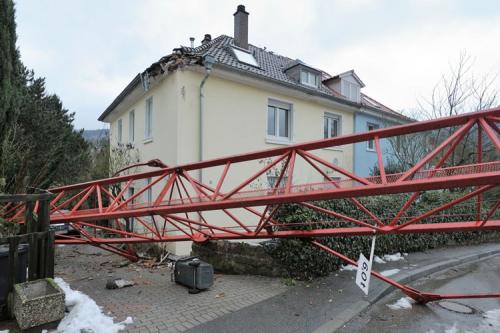 Кран падна върху къщи в Германия