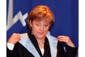 Хю Хефнър кани Меркел за модел в германския “Плейбой” 
