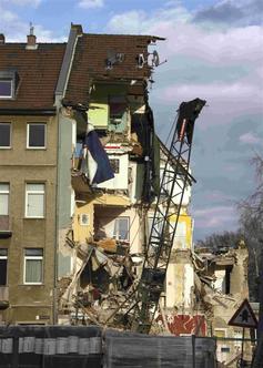 Трима изчезнали при срутване на сградата на Градския архив в Кьолн