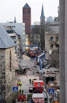 Трима изчезнали при срутване на сградата на Градския архив в Кьолн