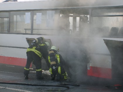 Спасиха 58 ученици от горящ автобус