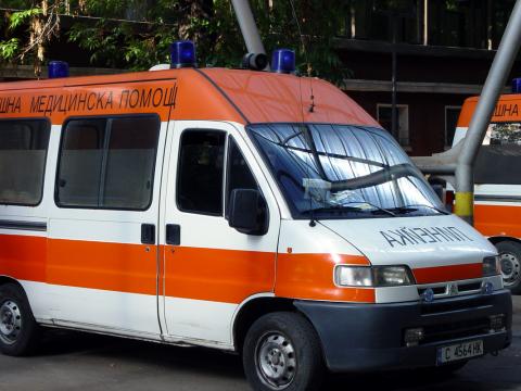 Автобус помита две коли, 4 пострадали в Пловдив 