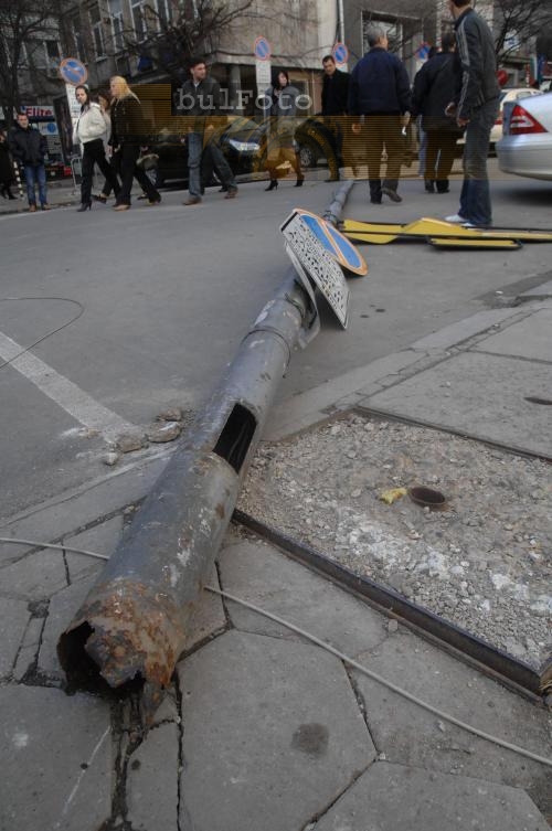 Електрически стълб падна в центъра на София 
