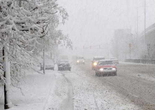 Сняг в 12 области в страната, пътищата се почистват и опесъчават 