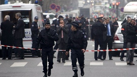 Парижката полиция застреля психично болен похитител