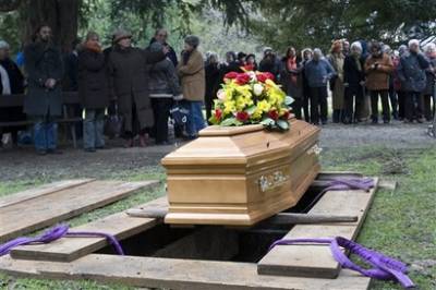 Погребаха швейцарска проститутка до знаменитости заради заслуги
