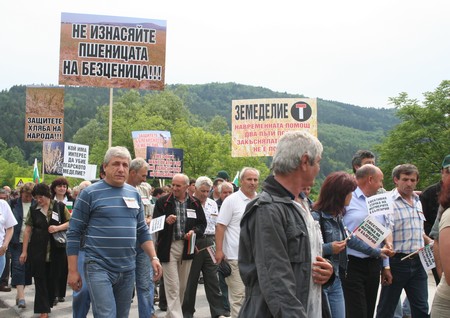 Около 100 фермери излязоха на протест, Цаконски подаде оставка