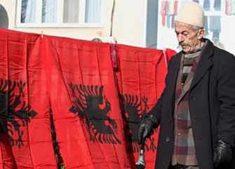 Албанско знаме и пред общината в Охрид