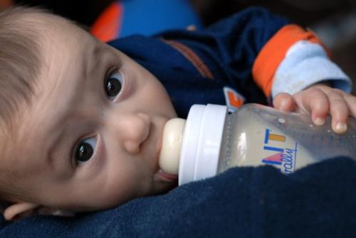 Конгресът на САЩ забранява опасен химикал за производство на бебешки шишета