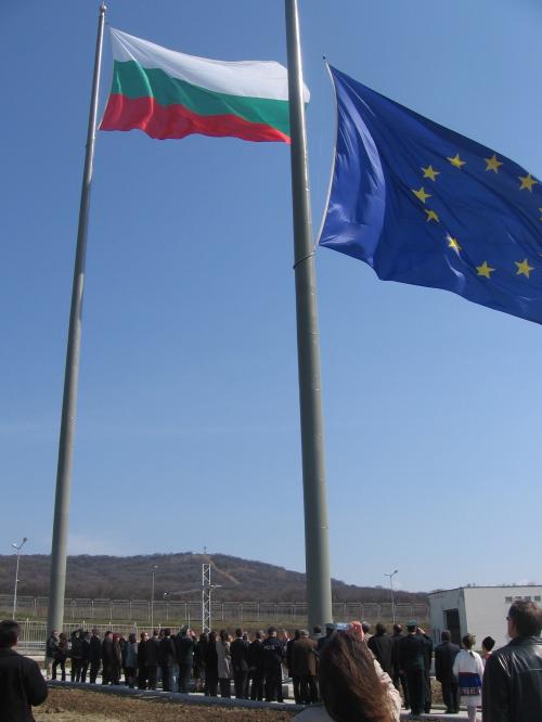 Българският и европейският флаг се издигат на 42-метрови пилони 