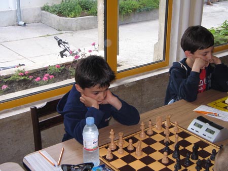 Румен Петков подарява шахматна дъска на плевенски клуб
