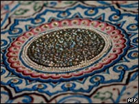 Килим с перли и скъпоценни камъни за милиони продават в Катар