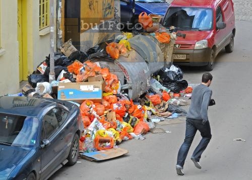 Мащабна купчина боклук е на път да запуши столичната улица "Криволак" 