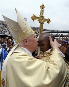 Папата отслужи първата си литургия в Африка
