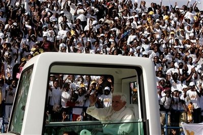 Двама анголци загинаха от желание да видят папата