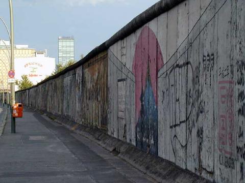 Вдигат Берлинската стена, за да я бутнат отново