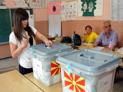 Снегът затруднява гласуването на изборите в Македония