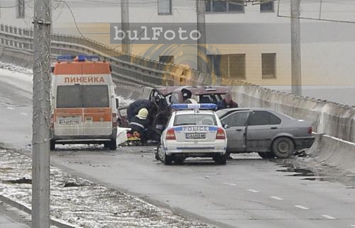 BMW връхлетя върху джип, един убит и шестима ранени 