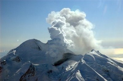 Вулкан изхвърли пепел в Аляска на 15 километра височина