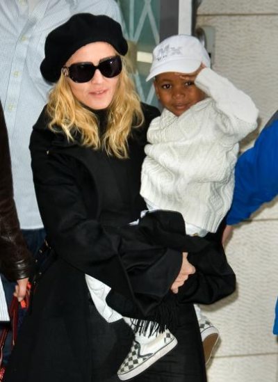 Мадона отново тръгва за дете към Малави