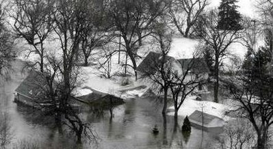 Хиляди американци евакуирани заради наводнения