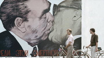 Отново рисуват целуващите се Брежнев и Хонекер на Берлинската стена