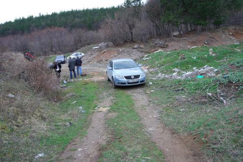 Сливенски бизнесмен заключен с белезници в багажник