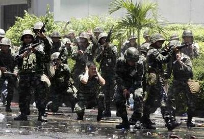 Двама загинали и над 100 ранени в Банкок