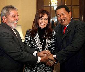 Аржентинският президент кацна аварийно при Чавес