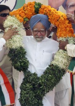 Хвърлиха обувка и по индийския премиер