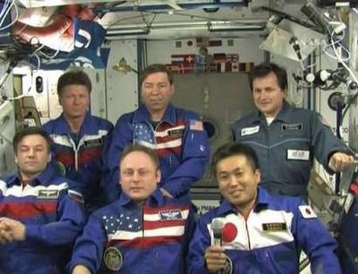 Японски астронавт доказа, че в космоса не е добре да се "плува" и да се играе футбол
