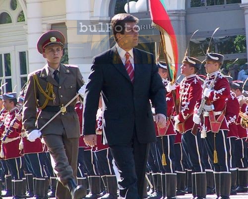 Първанов: Българската армия e символ на чест 
