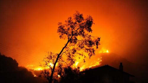 Борбата с огъня около Санта Барбара продължава