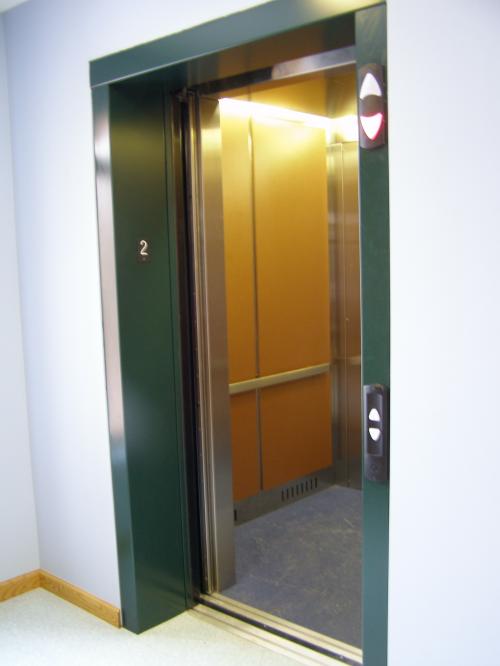 Крадец хваща за врата 14-годишна в асансьор