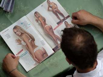 Съд забрани публикуване на снимки на разголени гости на Берлускони