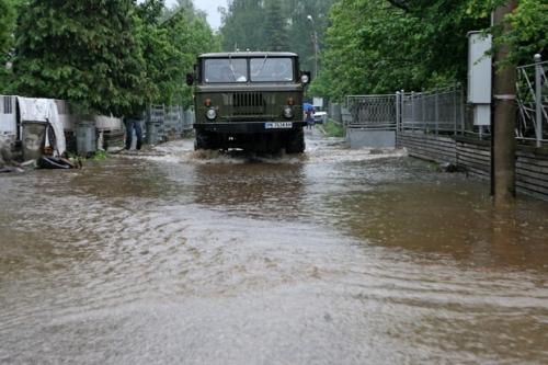 Пороен дъжд вали в Карлово, има риск от аквапланинг на пътя