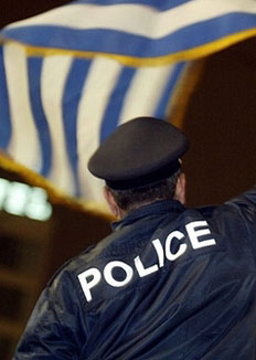 Анархисти нападнаха полицейски участък в Атина