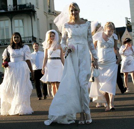 “Клуб на бившите” празнува развода в най-грозните булчински рокли