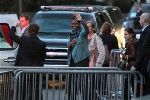 Семeйство Обама без Барак посетиха Айфеловата кула